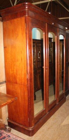 Triple wardrobe with 3 mirrors